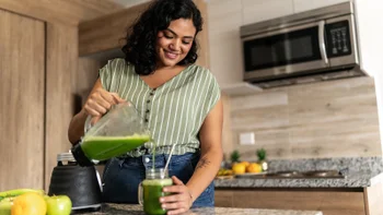 Glp-1-agonists: woman making detox juice 1831176133