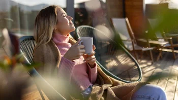 diet-nutrition: woman drinking coffee 2182873618