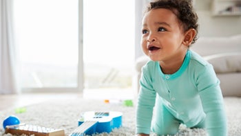 Children's health: Crawl: baby crawling at home 947844824