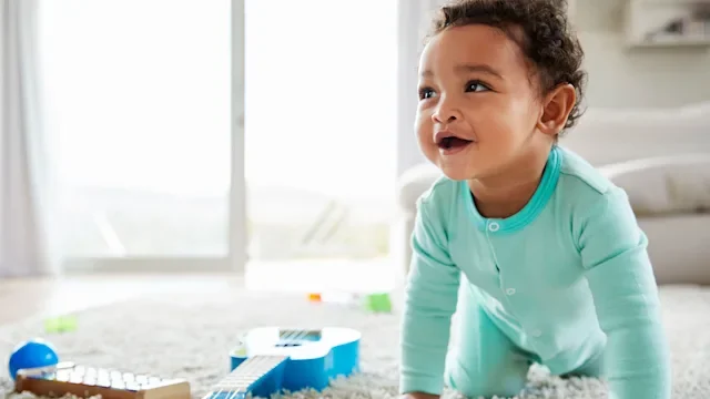 Children's health: Crawl: baby crawling at home 947844824