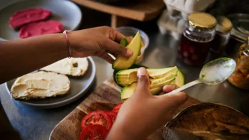 diet-nutrition: sliced avocado 1281597339