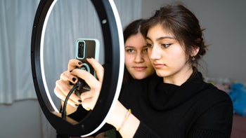Health: Teen health: teenagers using ring light 1460898632