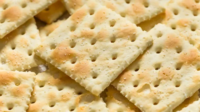 diet-nutrition: saltine soda crackers 2217716636