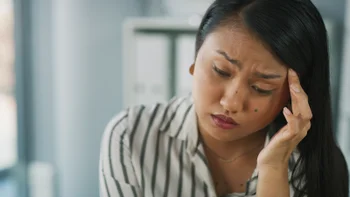 Migraine: woman with a migraine 2043430704