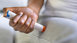 Blue to the sky, orange to the thigh — that’s an easy way to remember how to use an EpiPen. Learn how to use an EpiPen properly with GoodRx’s step-by-step guide.