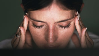 trigeminal-neuralgia: what is: holding temple in pain 1192069877