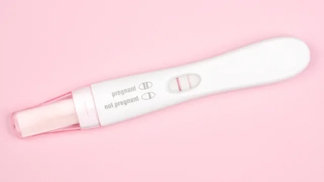 parenthood-pregnancy: pregnancy test on pink background 111919955