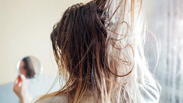 Hair: woman with oily hair 1481633479