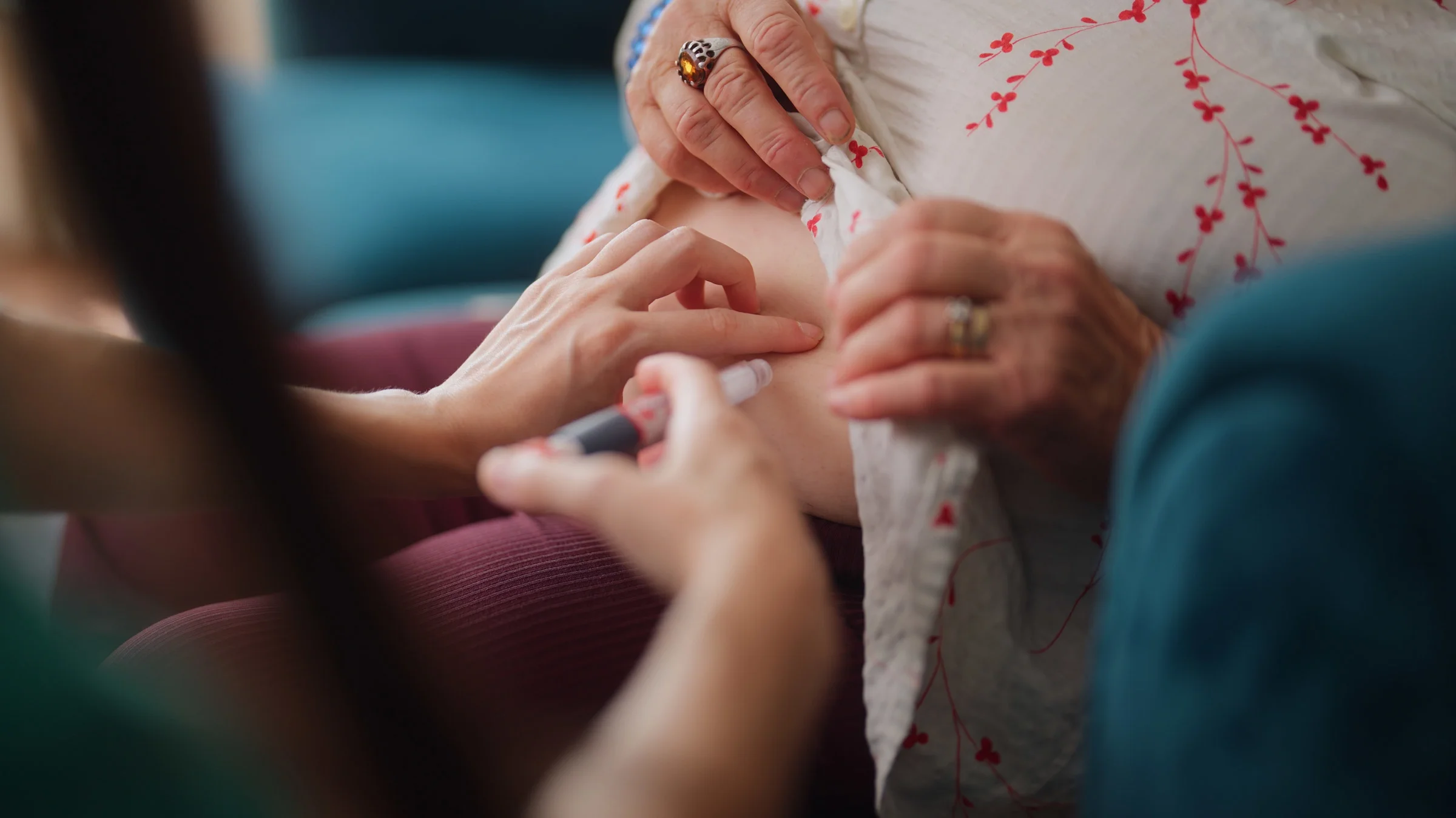 Una imagen recortada de alguien poniéndose una inyección.