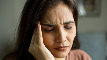 Side effects: Headache: person with headache 1423633326