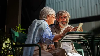 Finance: man and woman looking at smartphone 1470564706