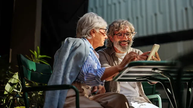 Finance: man and woman looking at smartphone 1470564706