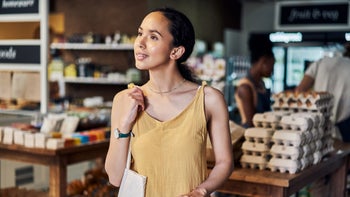 Diet nutrition: Less processed foods: shopping in organic store 1385118912