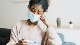 What should you do if you think you have COVID? Self-quarantine, or see a doctor? Experts review severe COVID symptoms and when to get help.