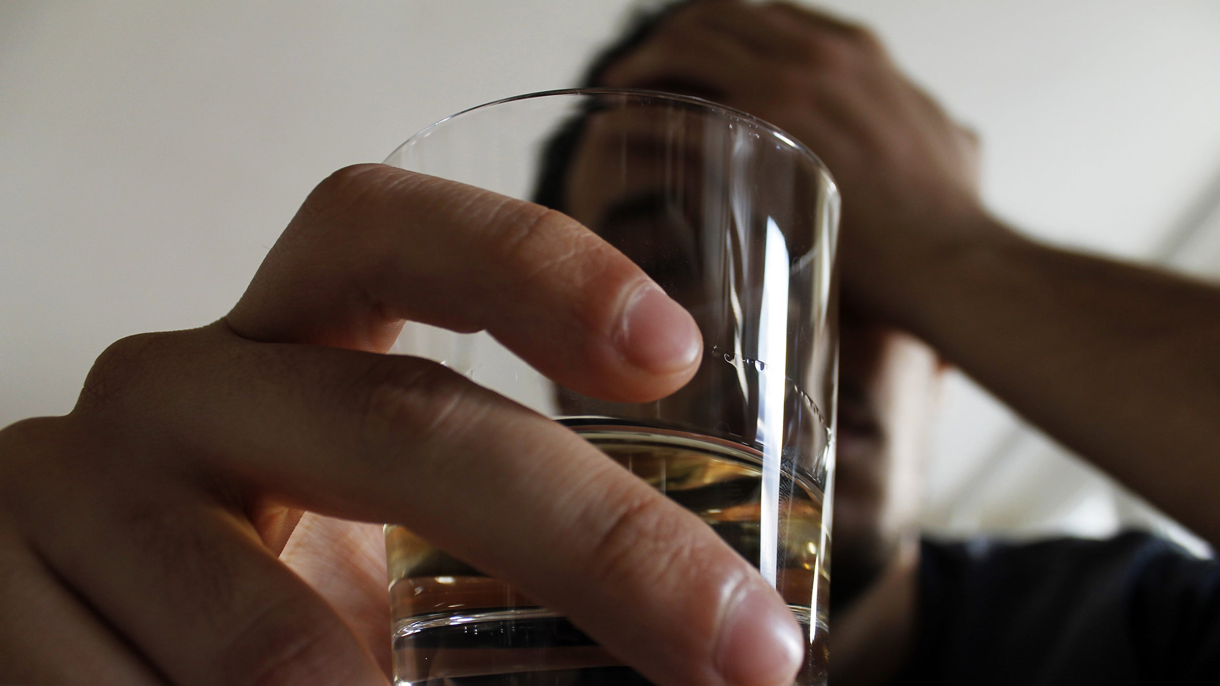 Alcohol: closeup man whisky 911840302