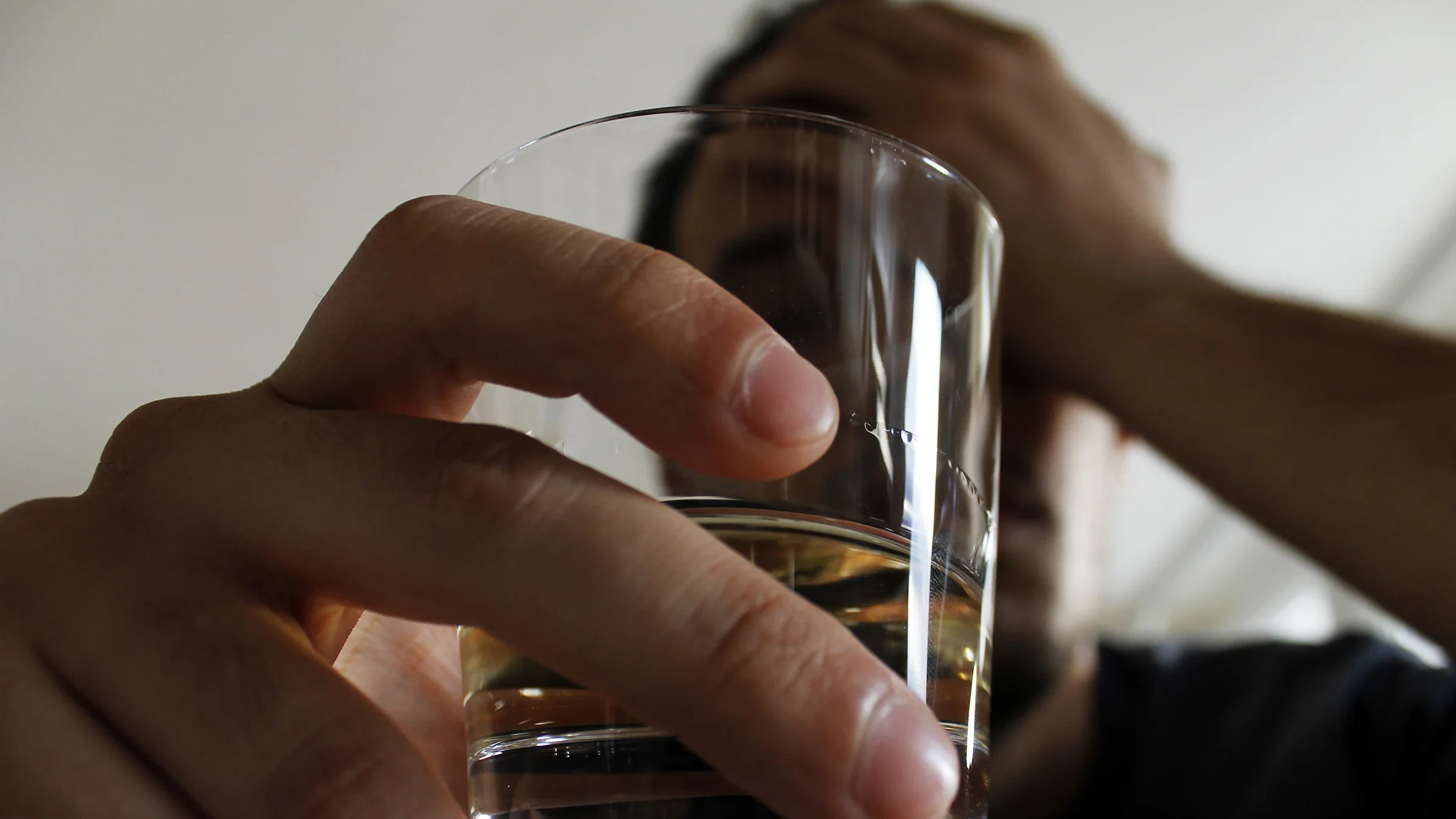 Alcohol: closeup man whisky 911840302